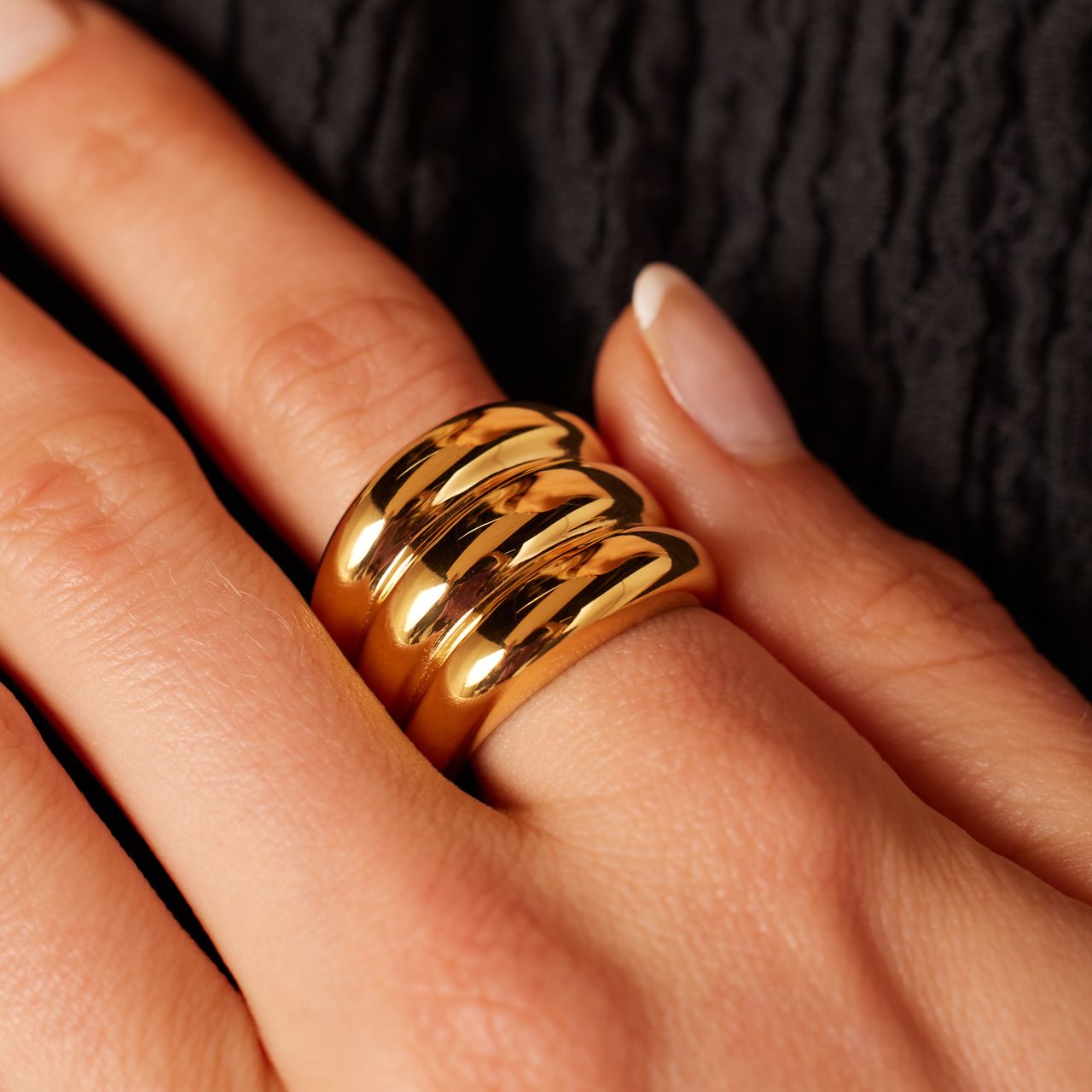 Ring aus Edelstahl, vergoldet, mit Rippenstruktur