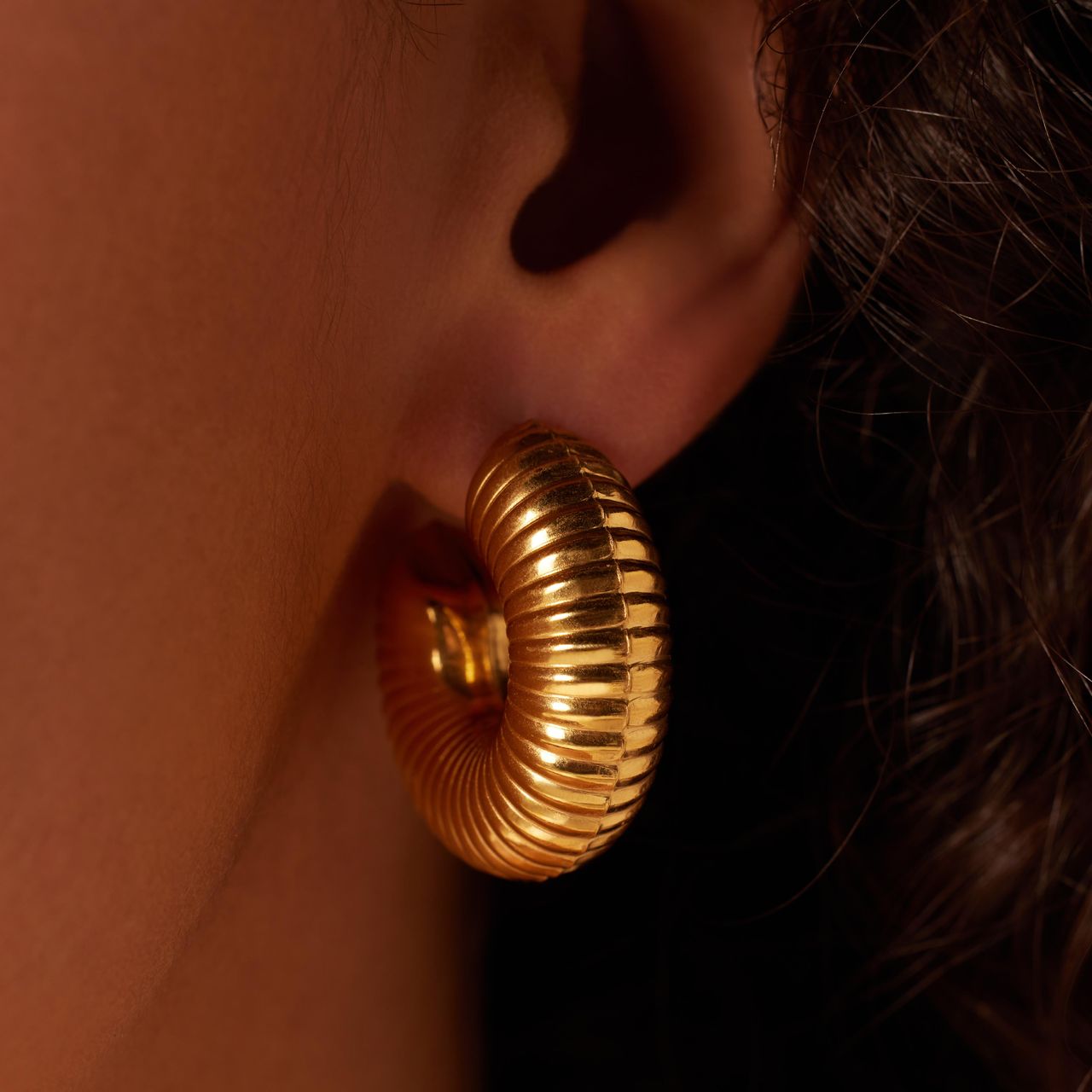 Camille stainless steel goldplated oorringen met ribbels voor dames