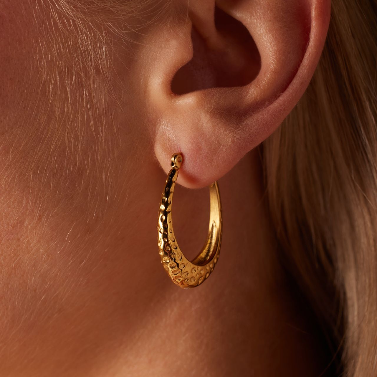 Camille stainless steel goldplated oorringen chunky bewerkt voor dames