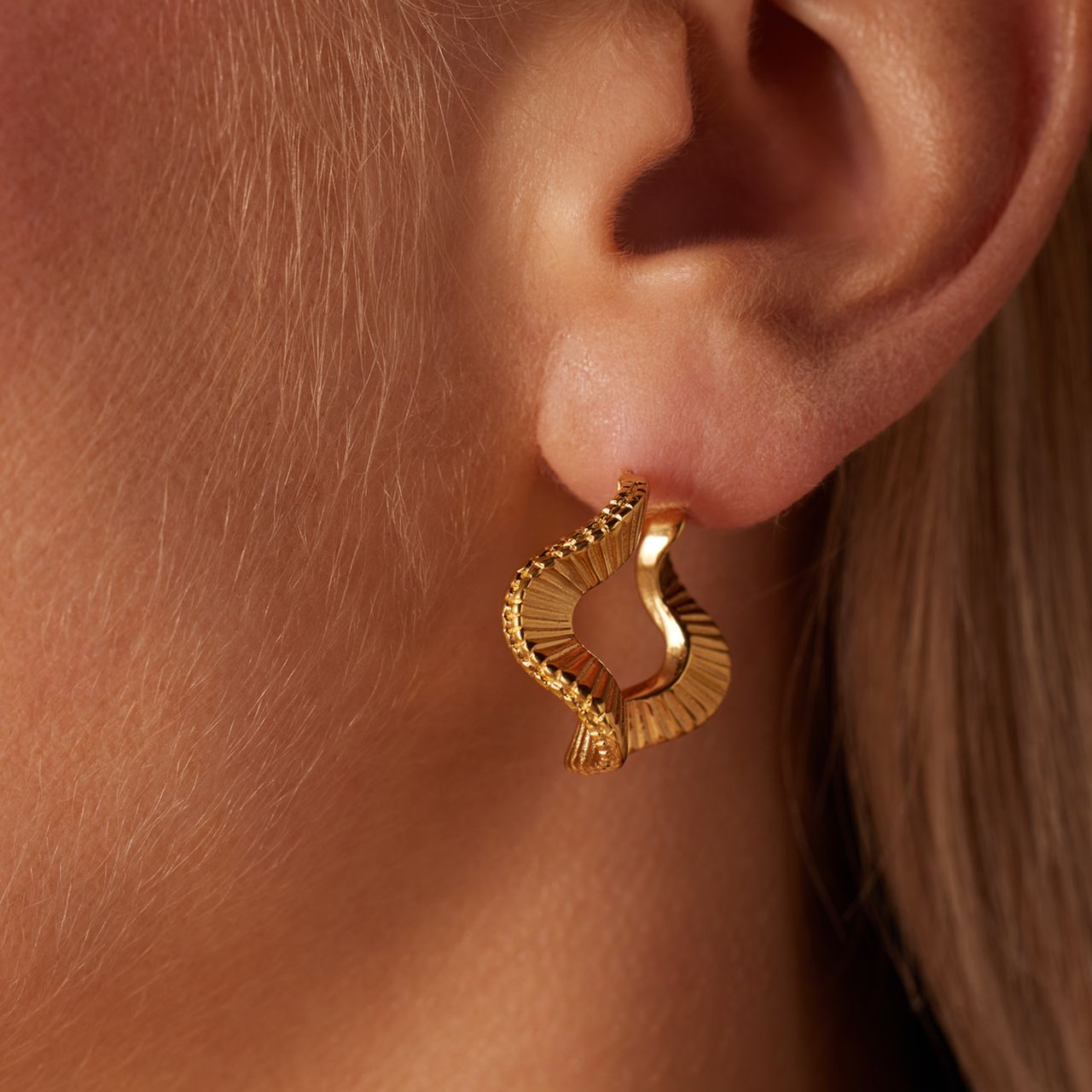 Stalen goldplated oorringen plat met bewerking voor dames