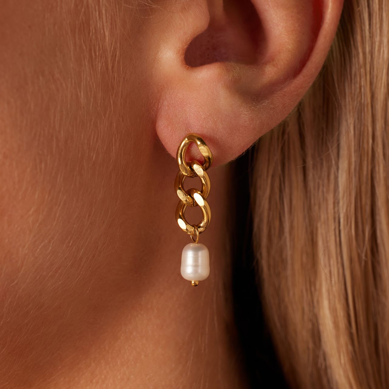 Stalen goldplated oorhangers gourmet met parel voor dames