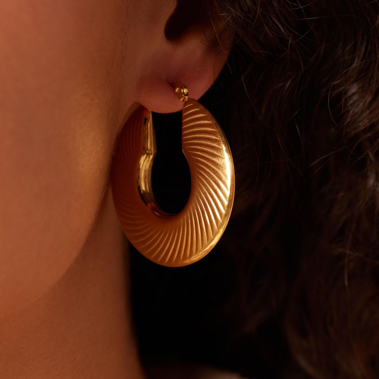 Camille stainless steel goldplated oorringen plat met bewerking voor dames