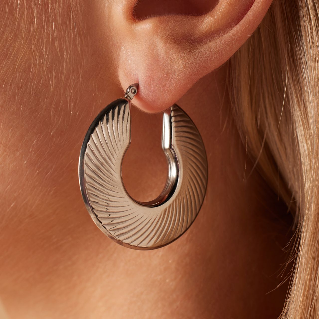 Camille stainless steel oorringen plat met bewerking voor dames