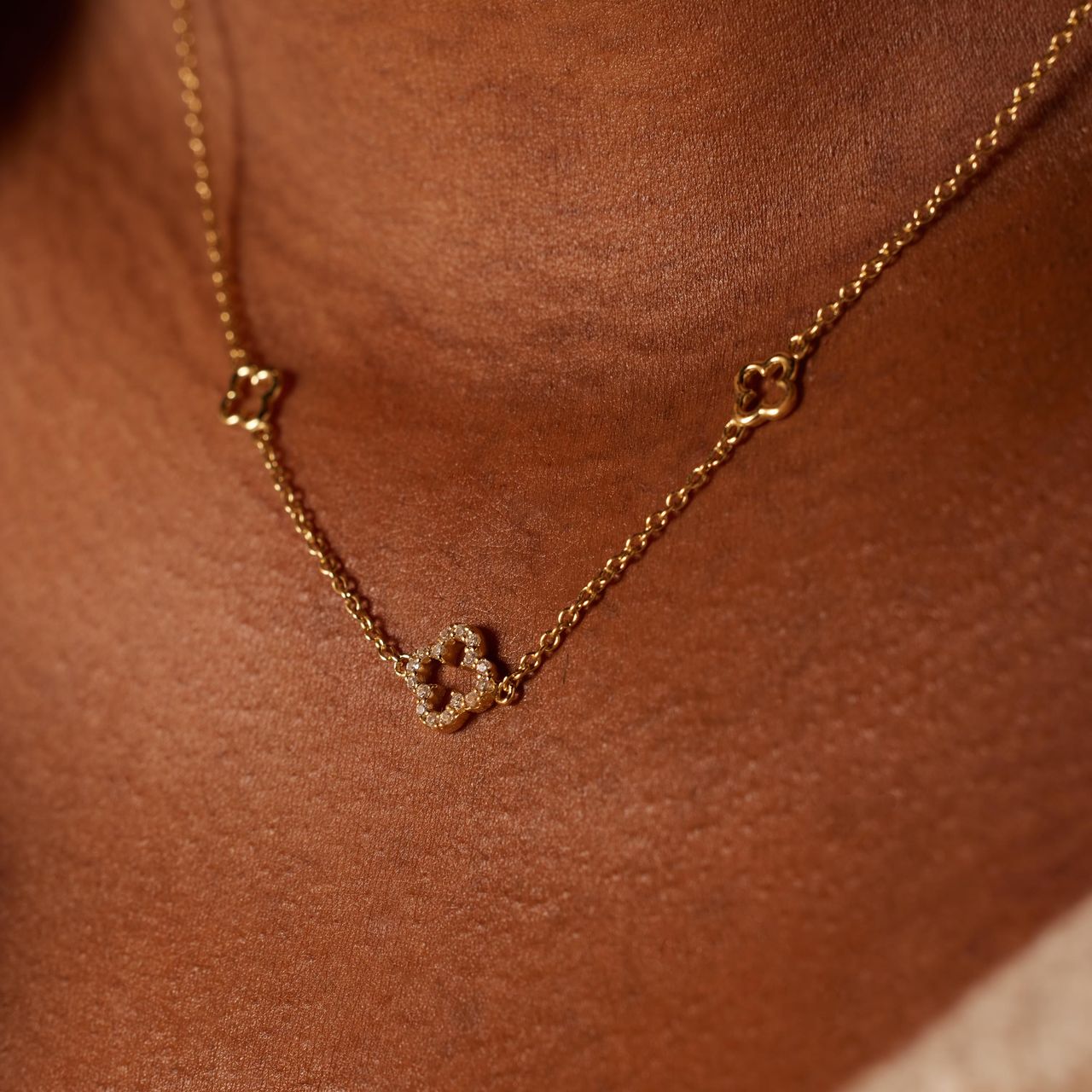 Zilveren goldplated ketting met hanger klaver met zirkonia voor dames