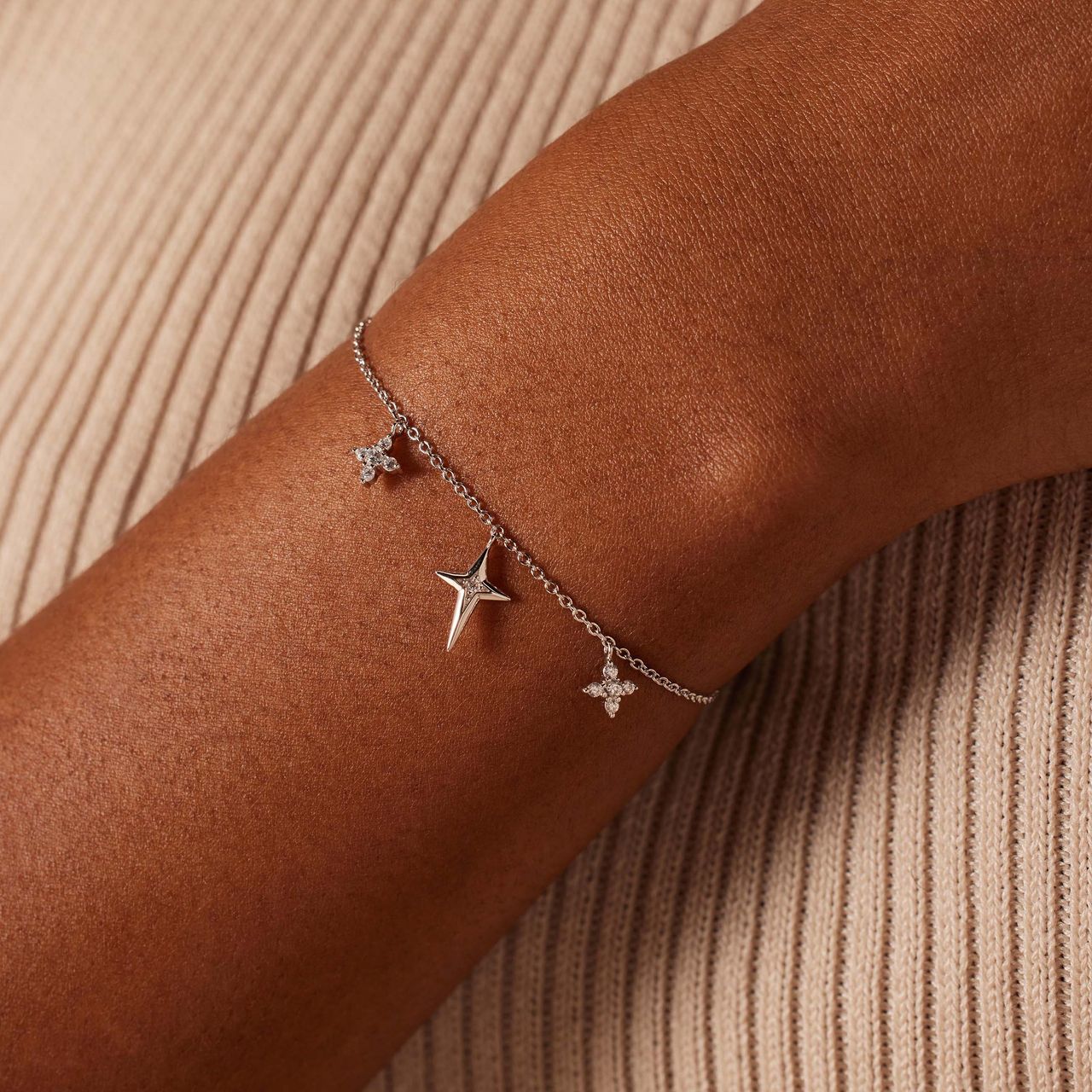 Zilveren armband met hangers sterren zirkonia