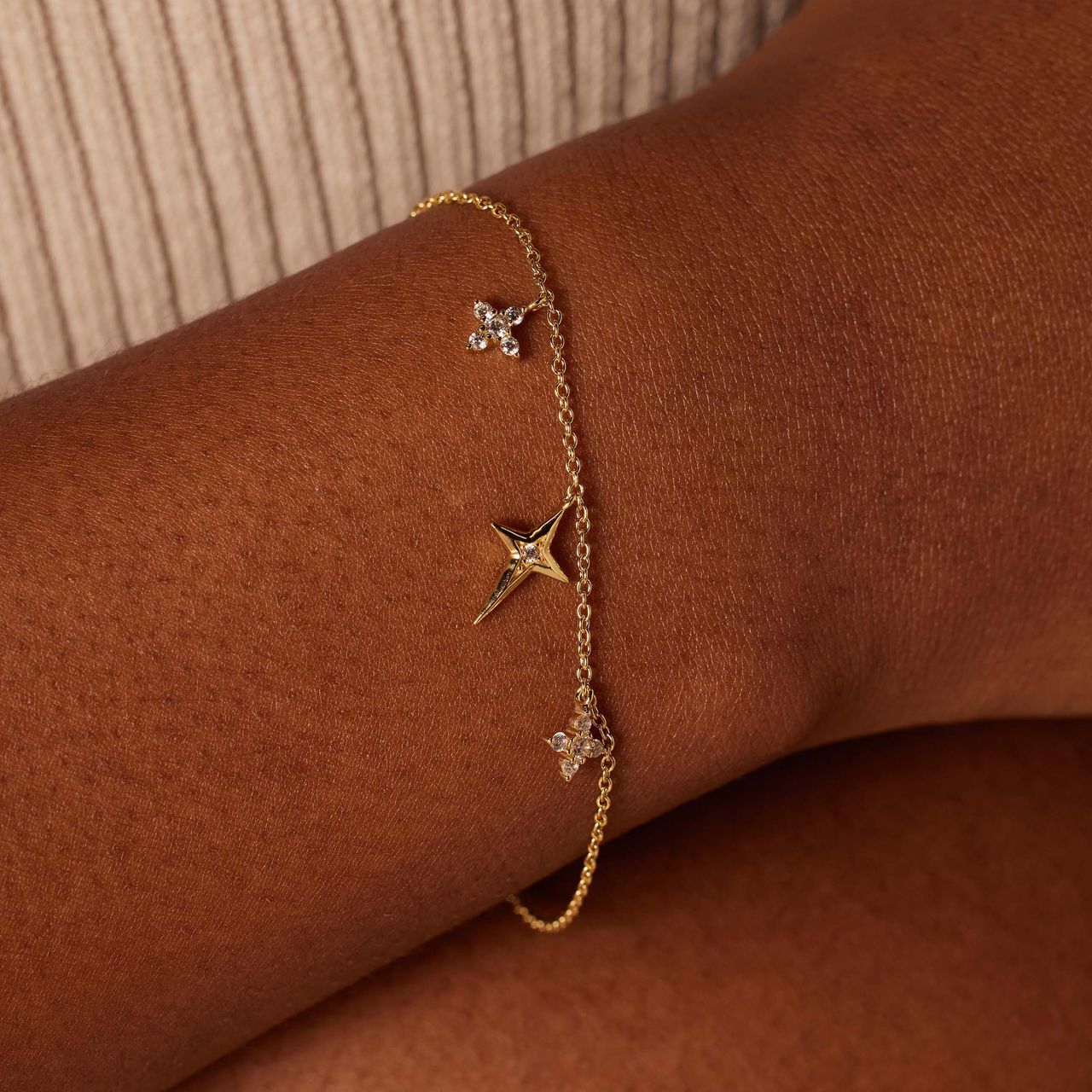 Zilveren goldplated armband met hangers sterren zirkonia