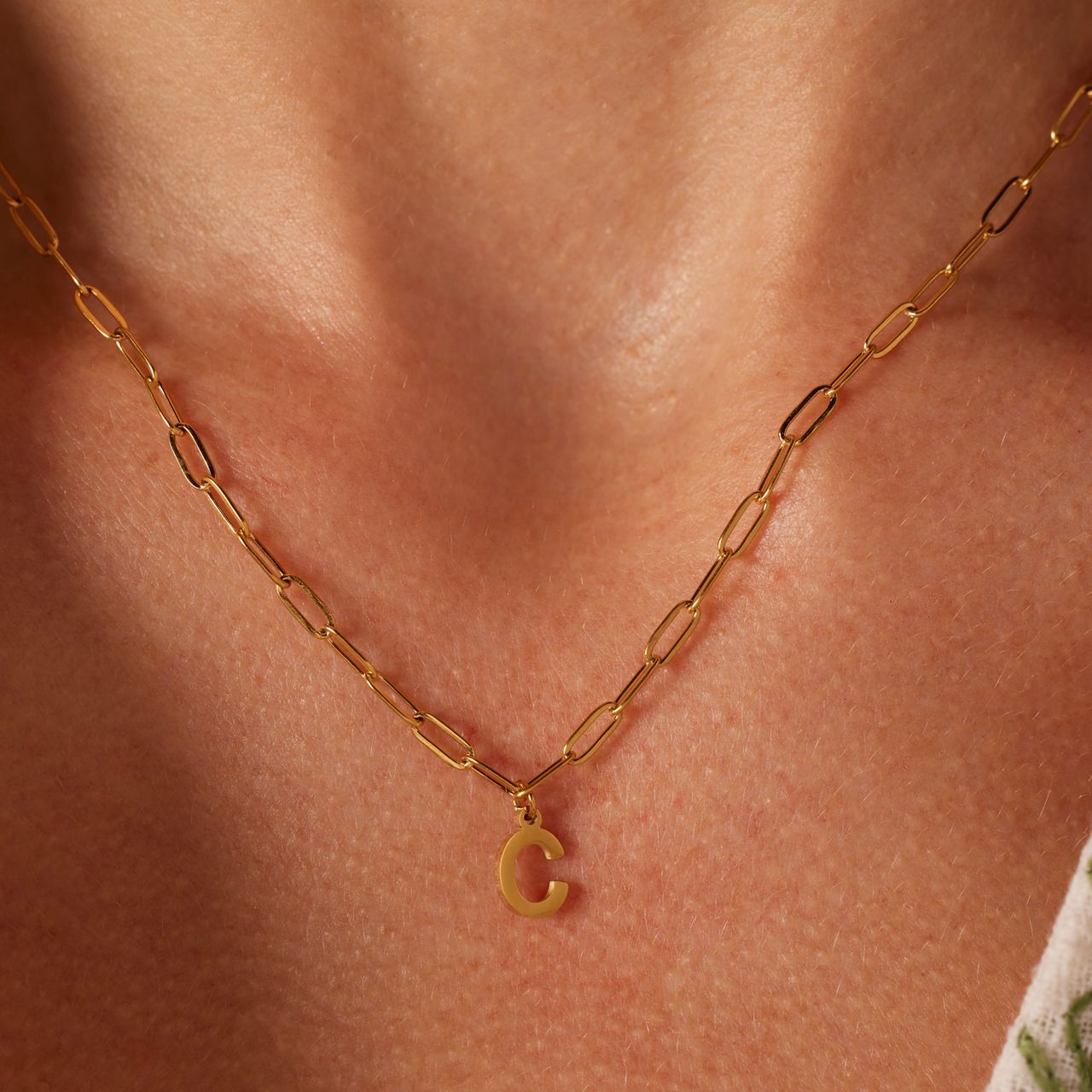 Stalen goldplated ketting closed forever letter C