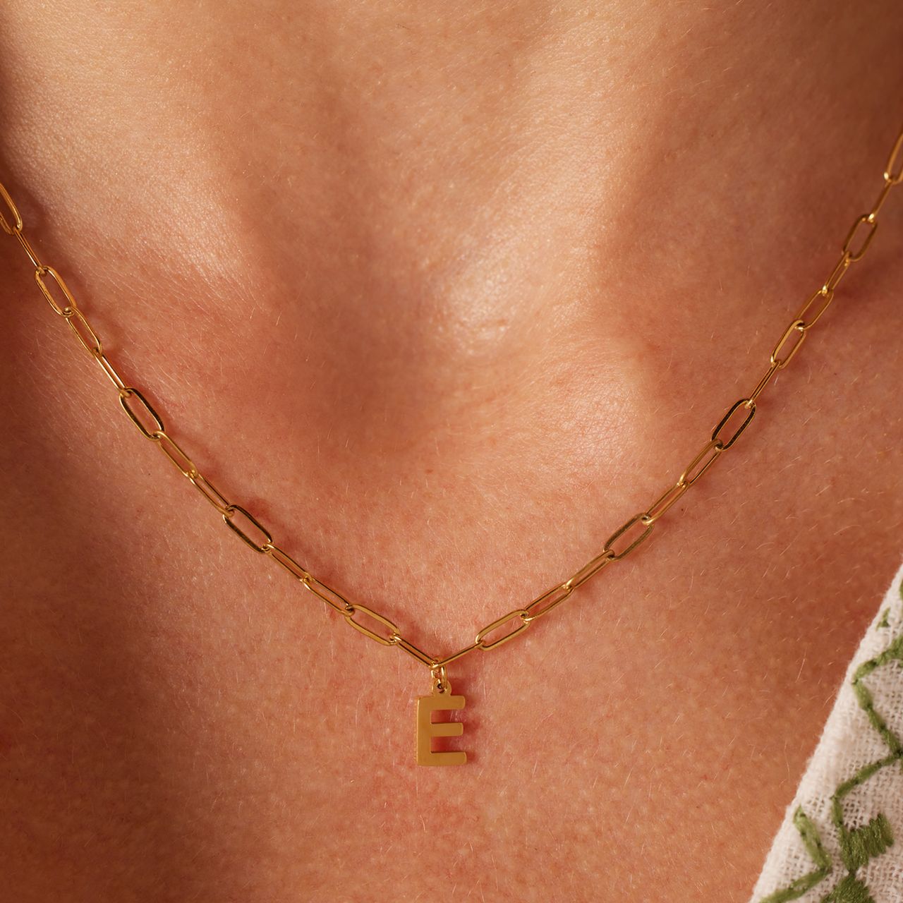 Stainless steel goldplated ketting met hanger letter E voor dames