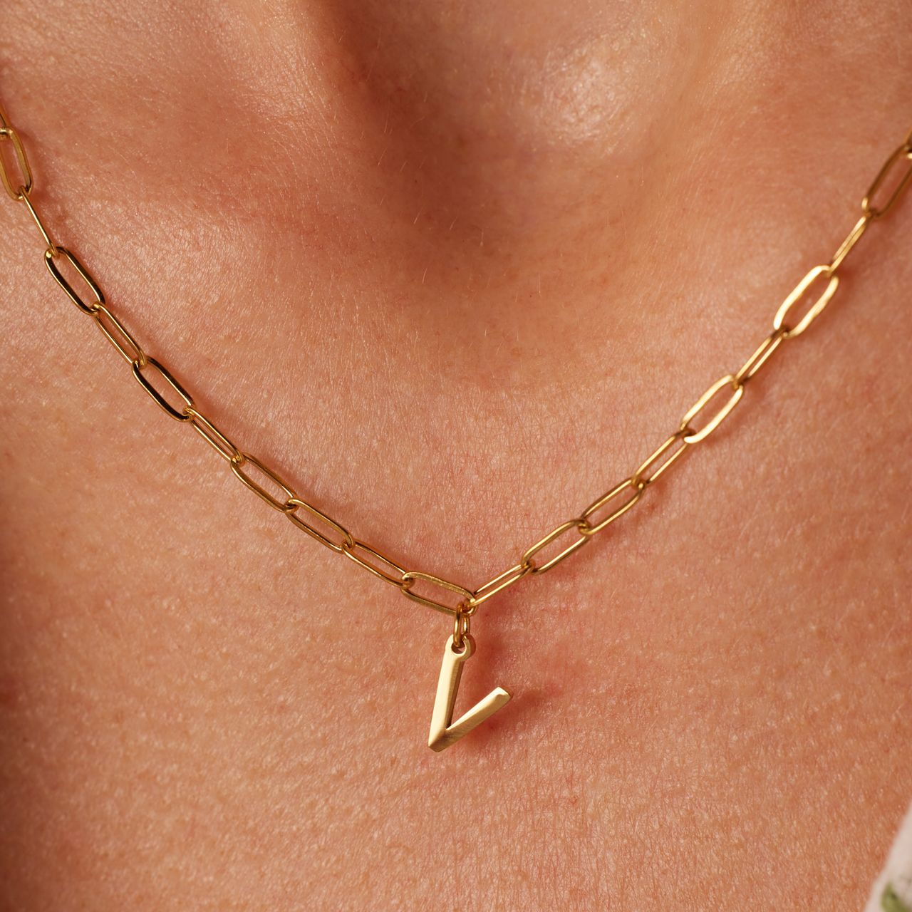 Stainless steel goldplated ketting closed forever letter V