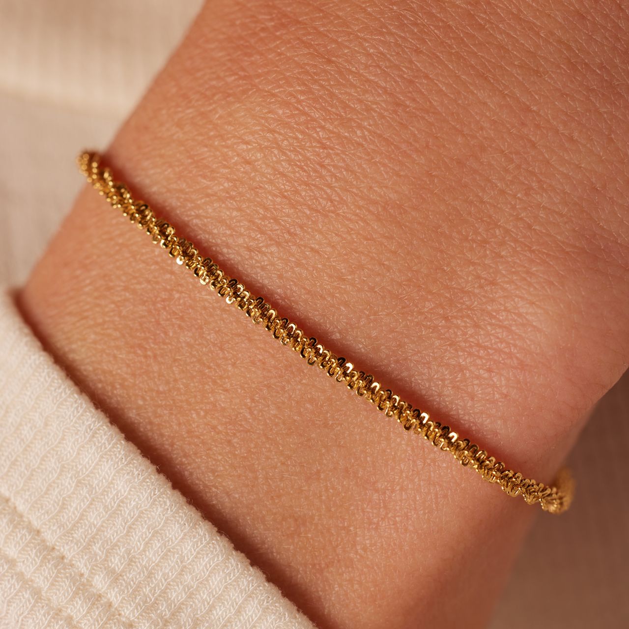 Stainless steel goldplated armband gedraaid