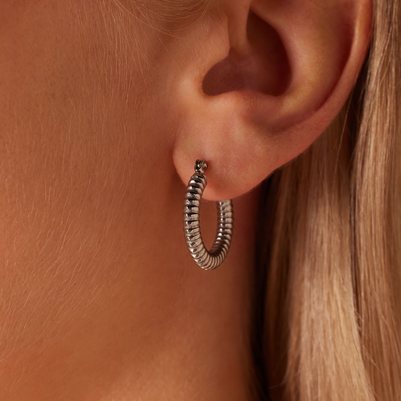 Myla stainless steel oorringen rond bewerkt voor dames