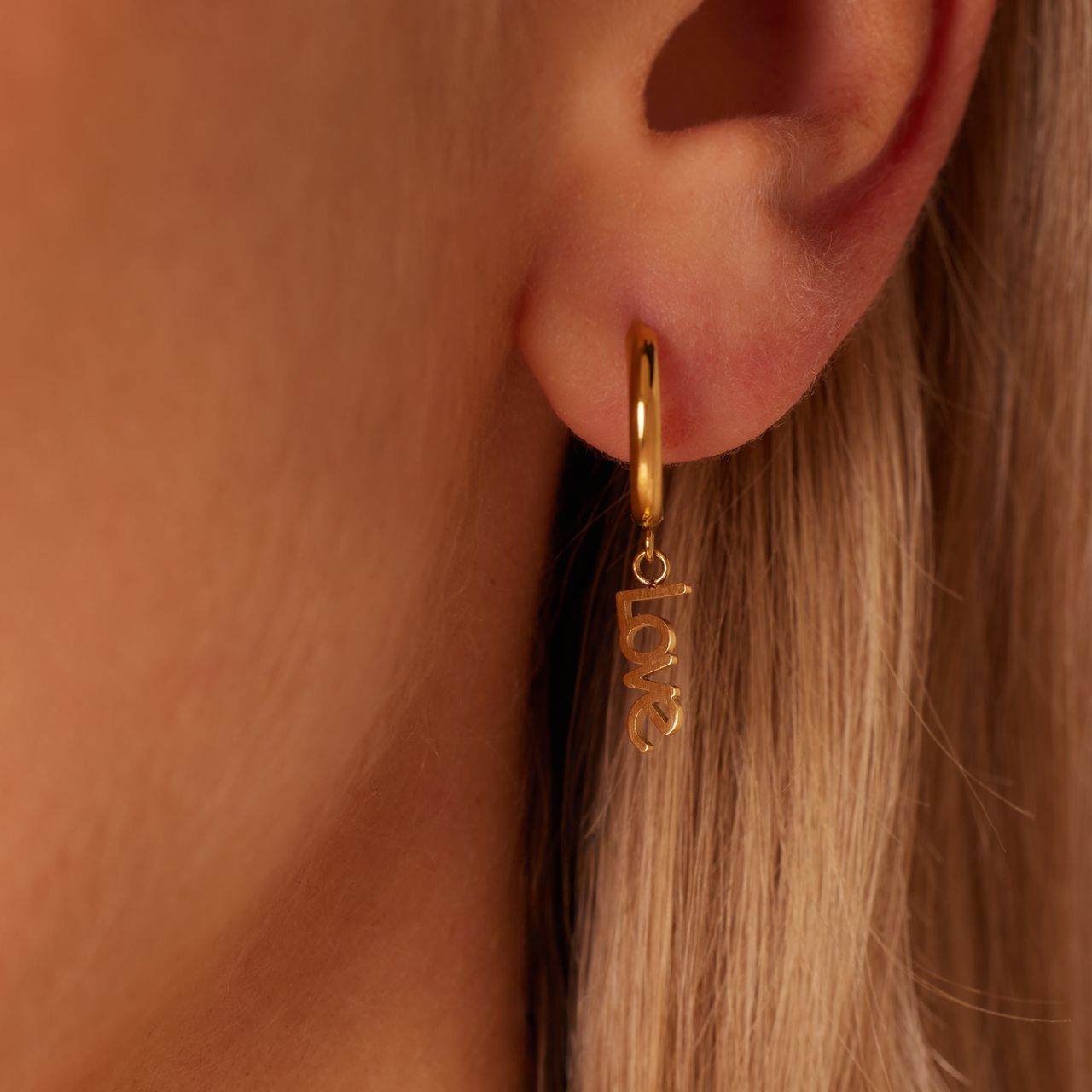 Myla stainless steel goldplated oorringen met hanger love voor dames