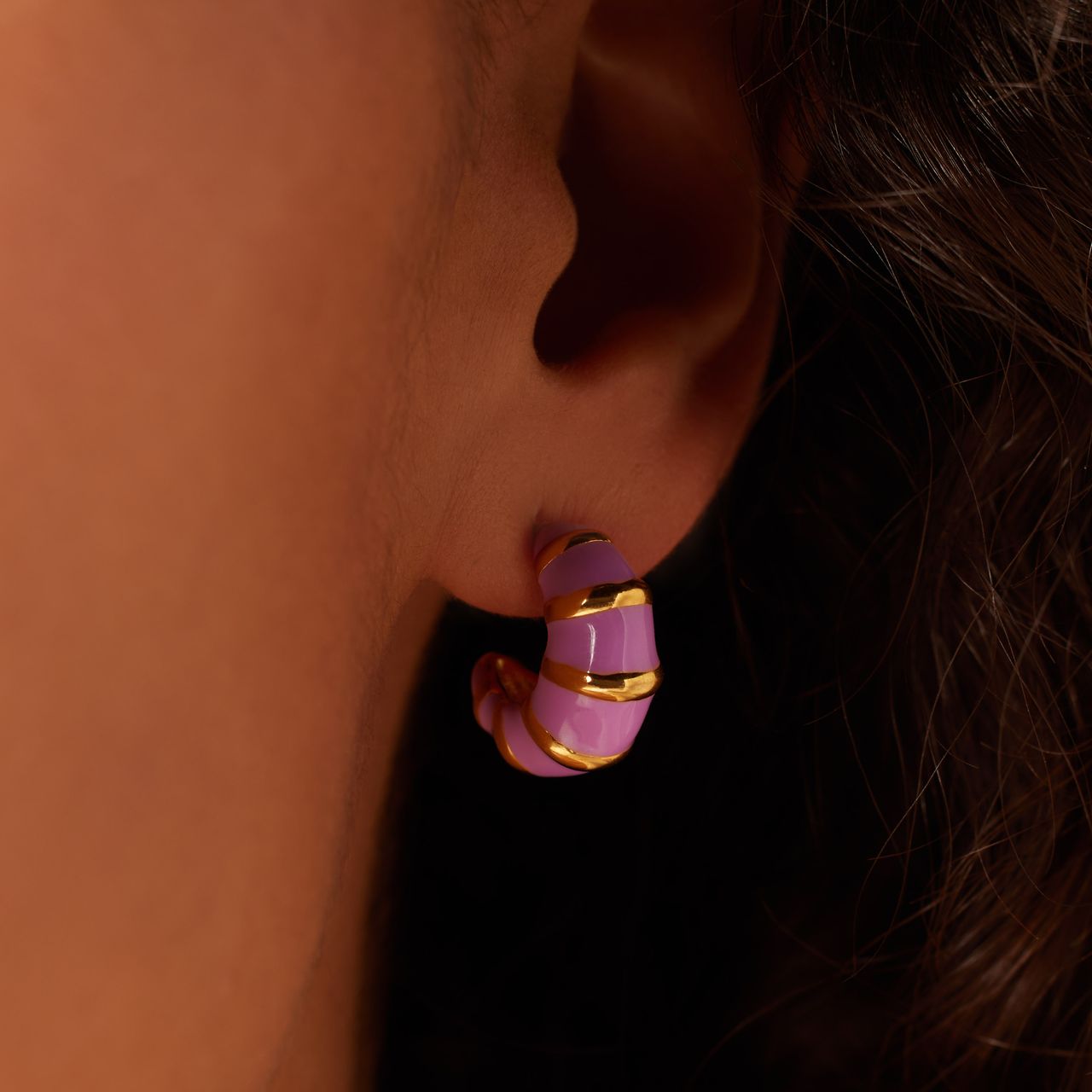 Myla stainless steel goldplated oorringen met roze emaille voor dames