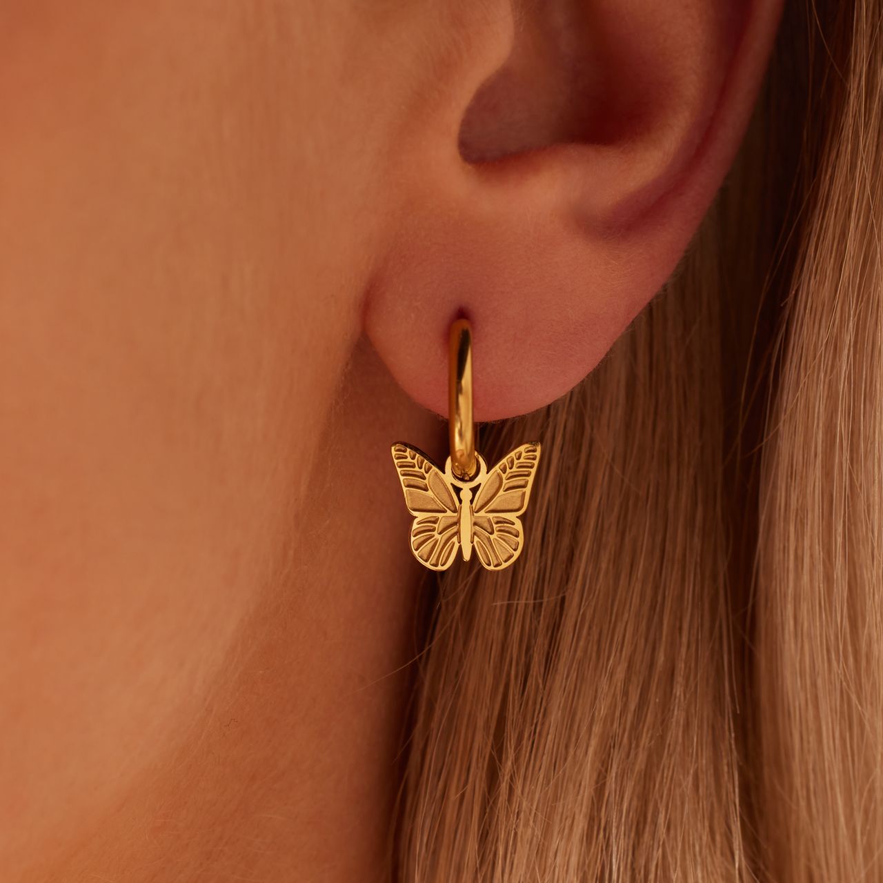 Stalen goldplated oorringen met hanger vlinder voor dames