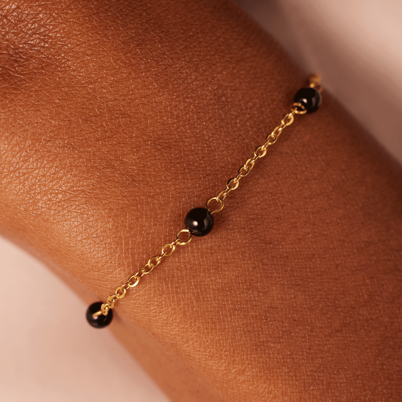 Stainless steel goldplated fantasiearmband met zwart agaat voor dames