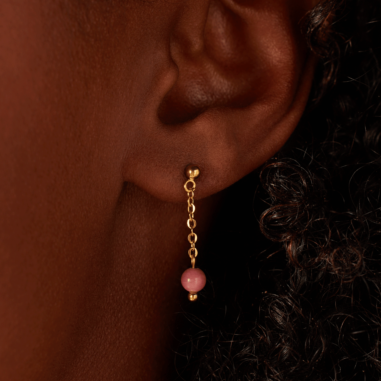 Stalen goldplated oorknoppen met rhodoniet voor dames