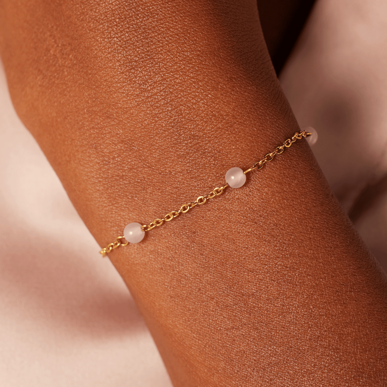 Armband aus Edelstahl, vergoldet, weißer Achat