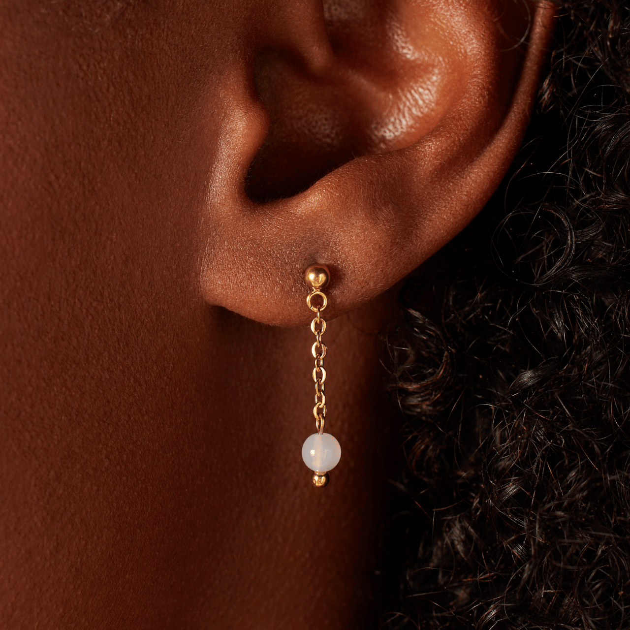 Stainless steel goldplated oorknoppen met witte agaat voor dames