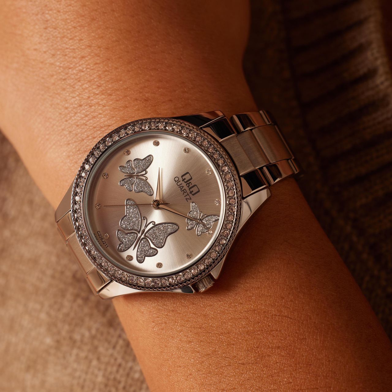 Q&Q Damen-Armbanduhr aus Edelstahl mit Schmetterlingen