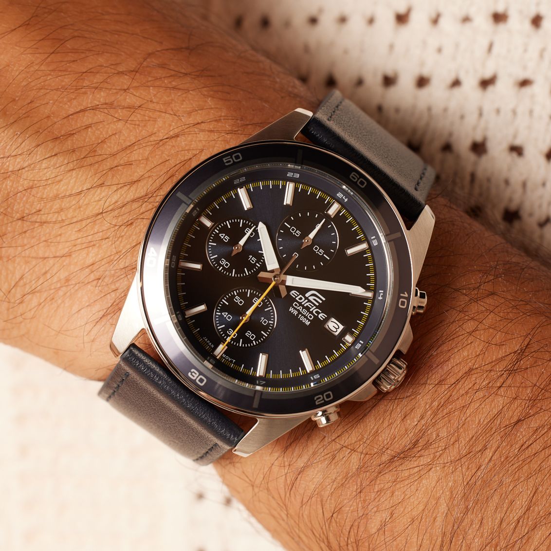 Edifice Uhr mit Armband aus Leder, Schwarz, EFR-526L-2CVUEF