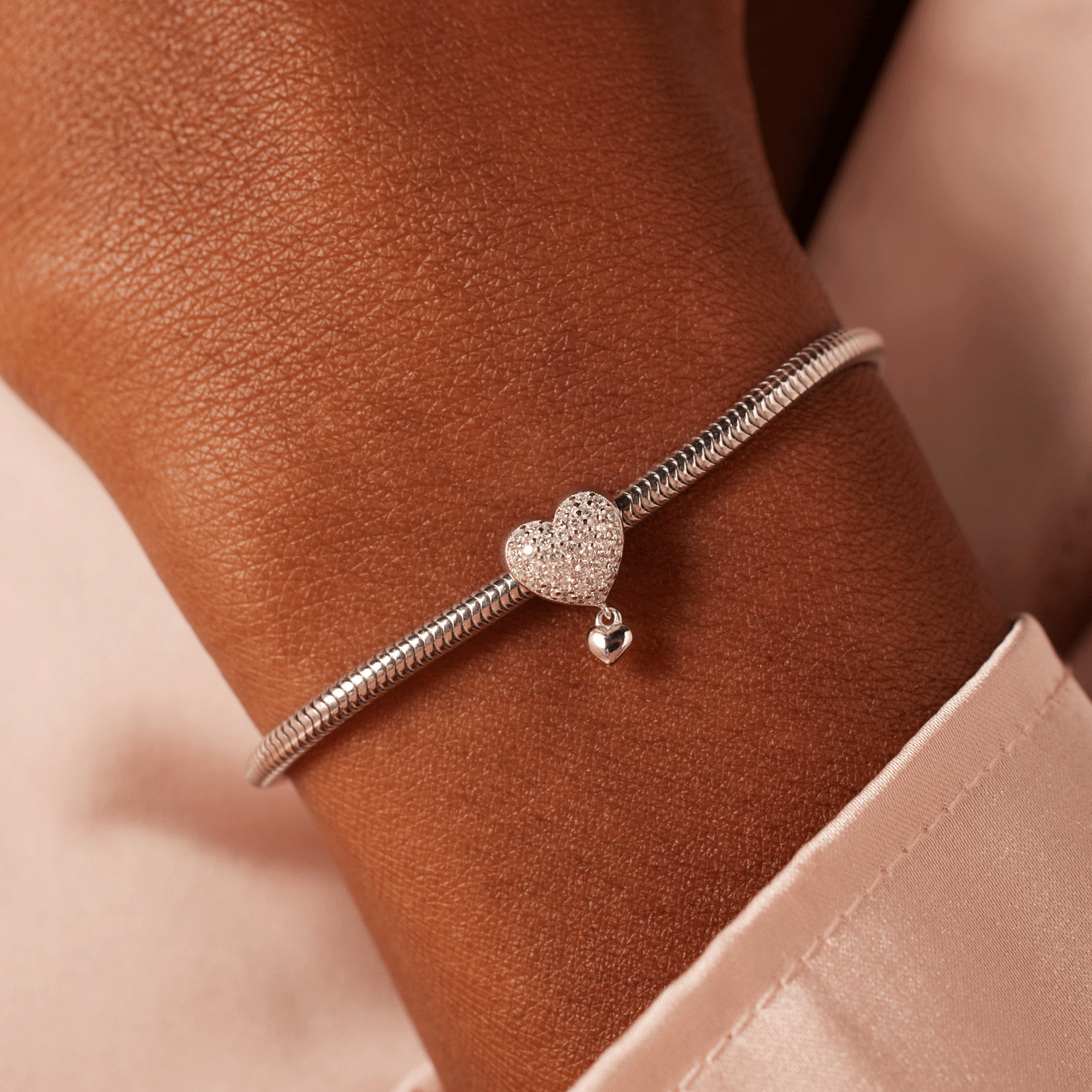 Zilveren charm hart met zirkonia en hangertje