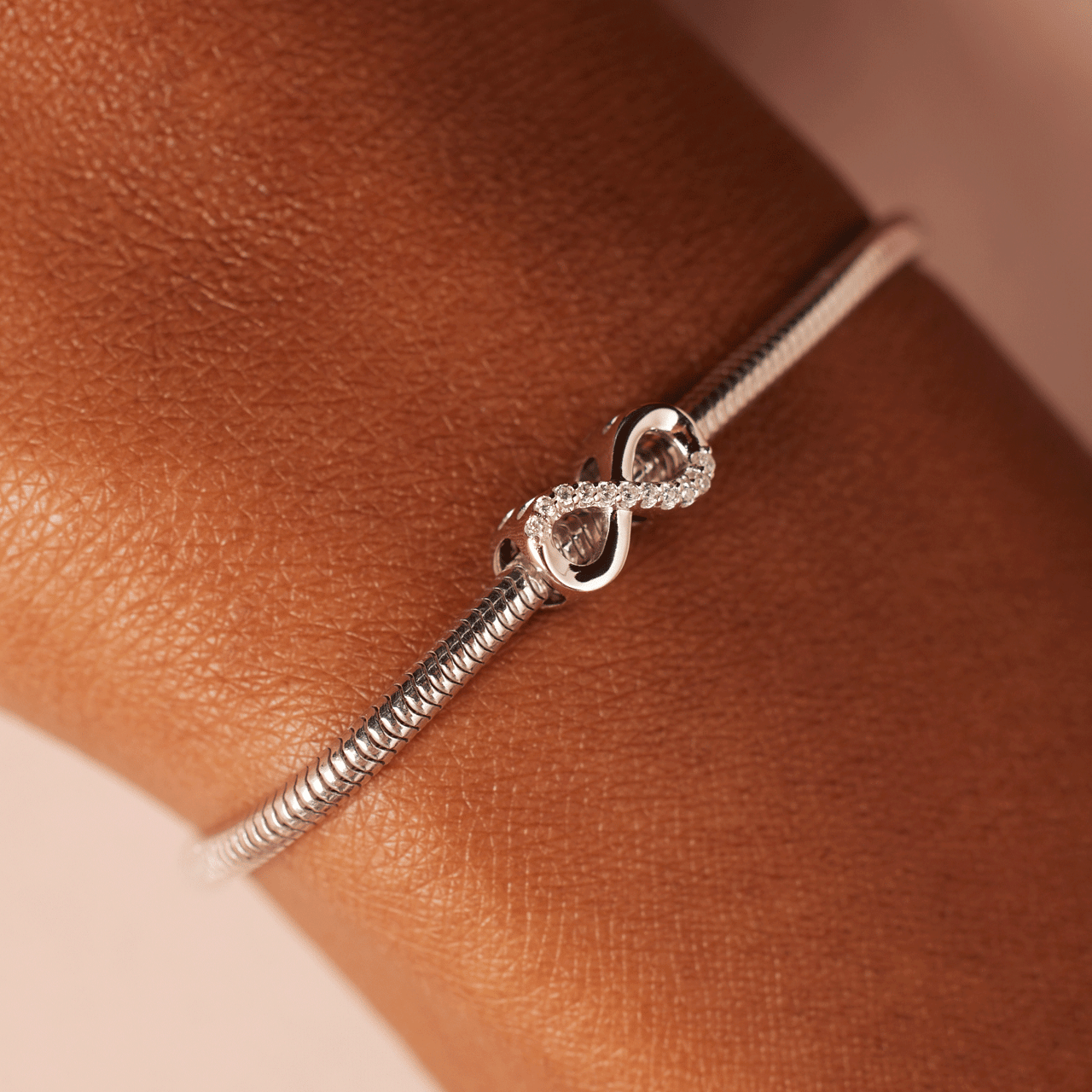 Anhänger aus 925er Silber, Infinity mit Zirkoniasteinen
