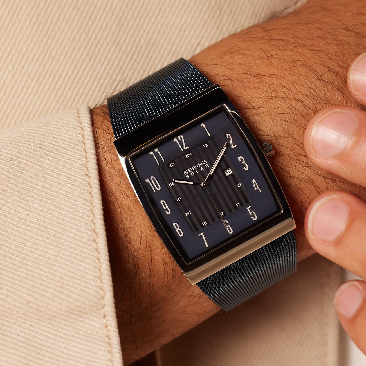 Bering solar horloge met mesh band blauw 16433-307