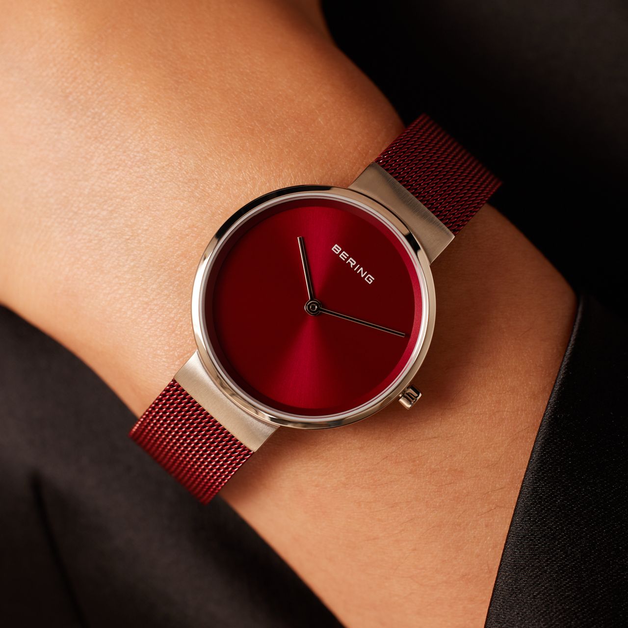 Bering horloge met mesh band rood 14531-303