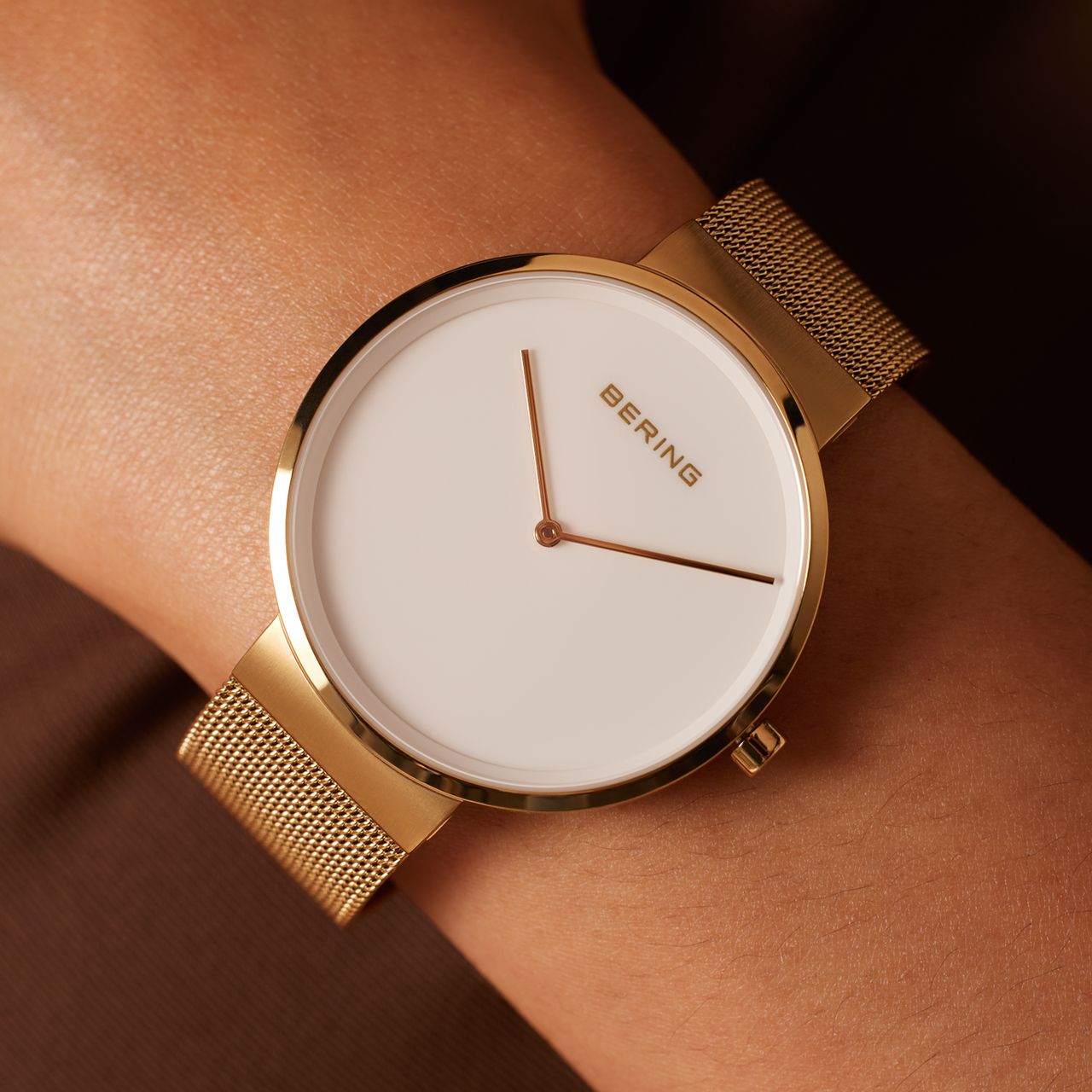 Bering horloge met mesh band goud 14539-334