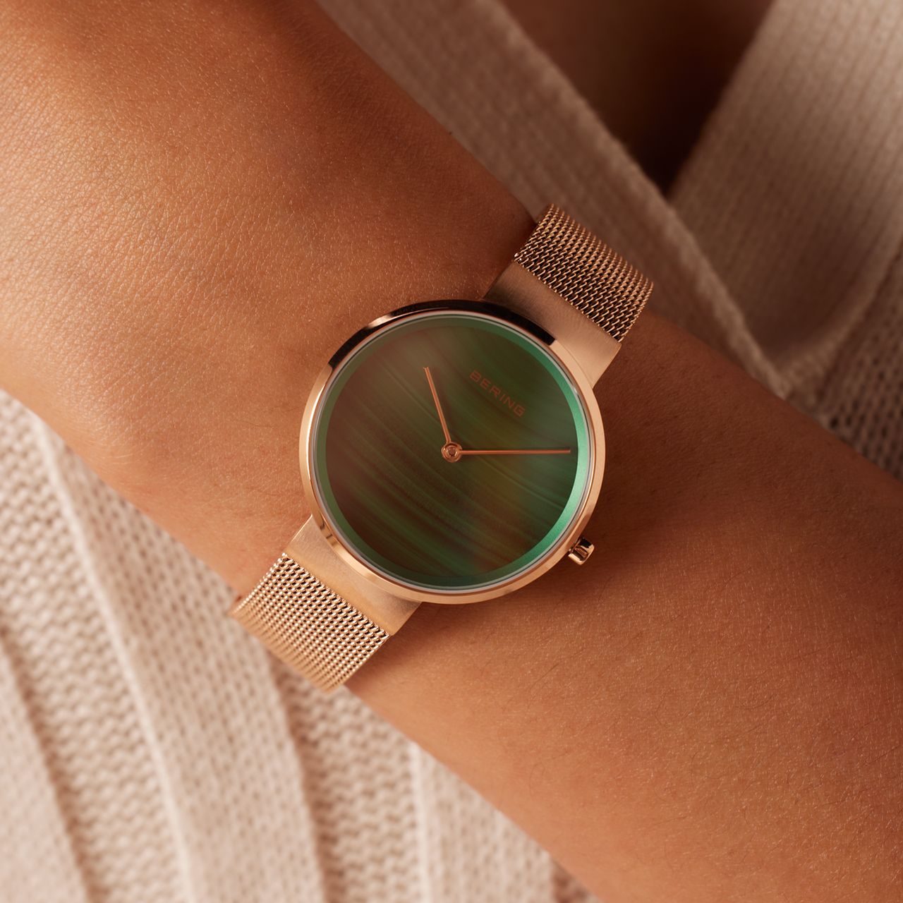 Bering horloge met mesh band rosé 14531-368