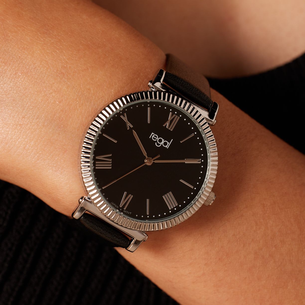 Regal horloge pantone kleur zwart