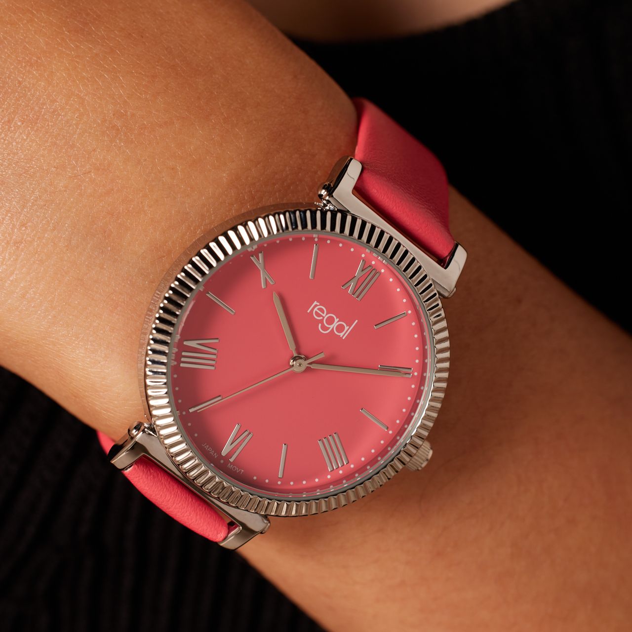 Regal horloge pantone kleur burned sienna