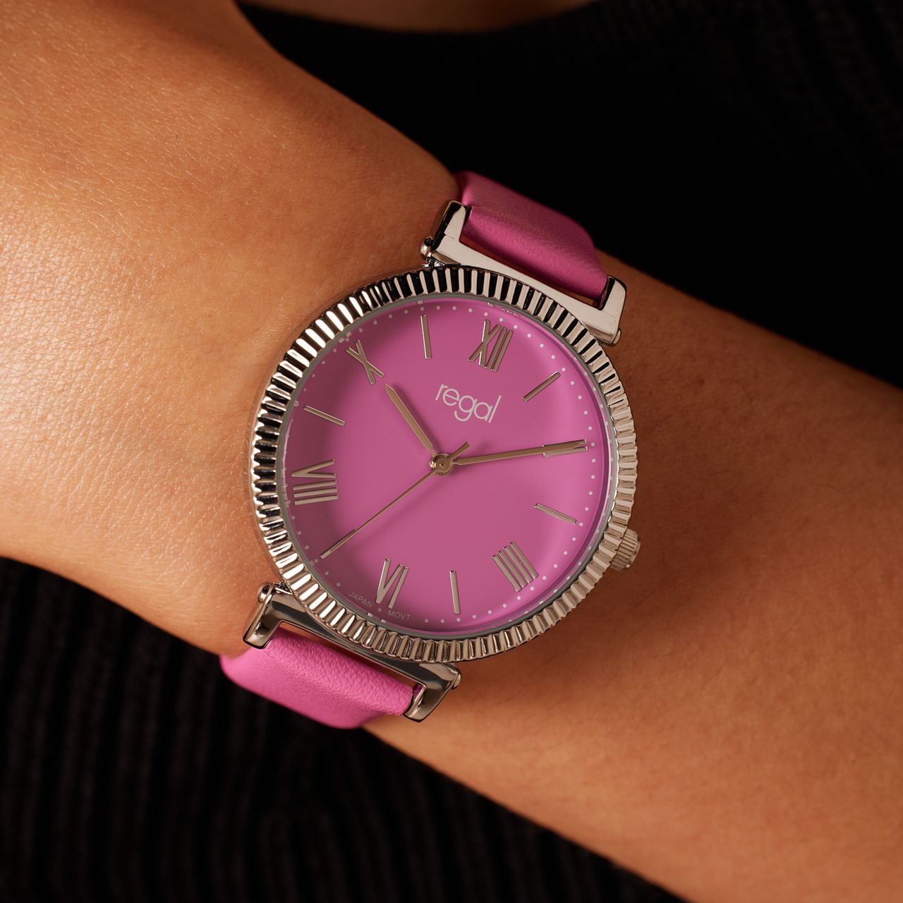 Regal Uhr, Pantone, Farbe Rosa-Violett