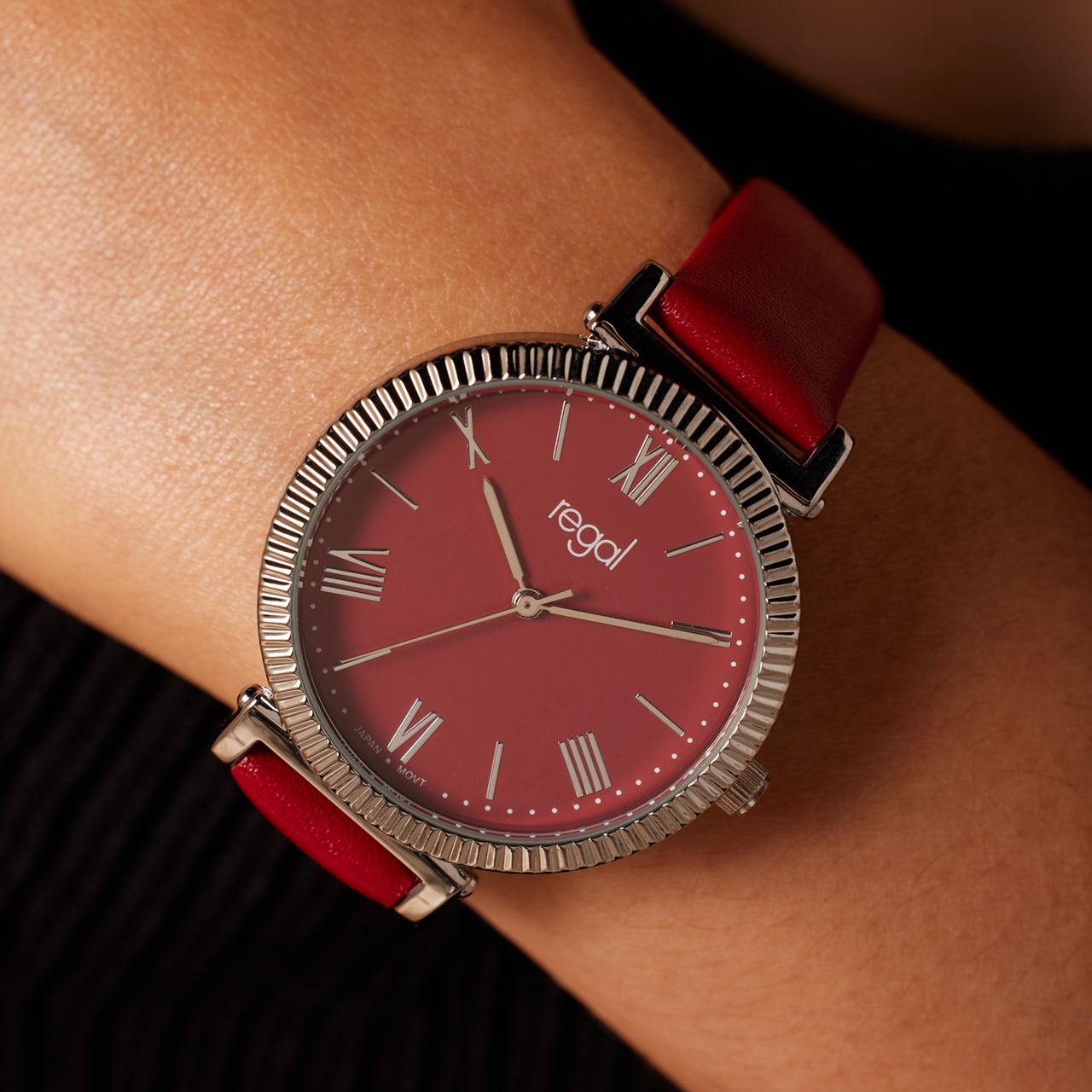 Regal horloge pantone kleur red dahlia