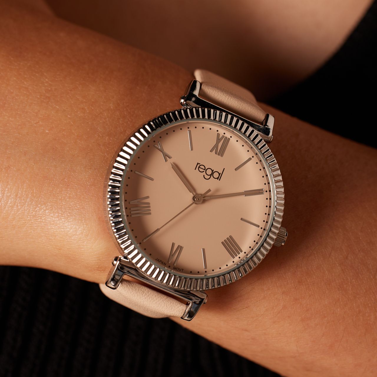 Regal horloge pantone kleur tender peach