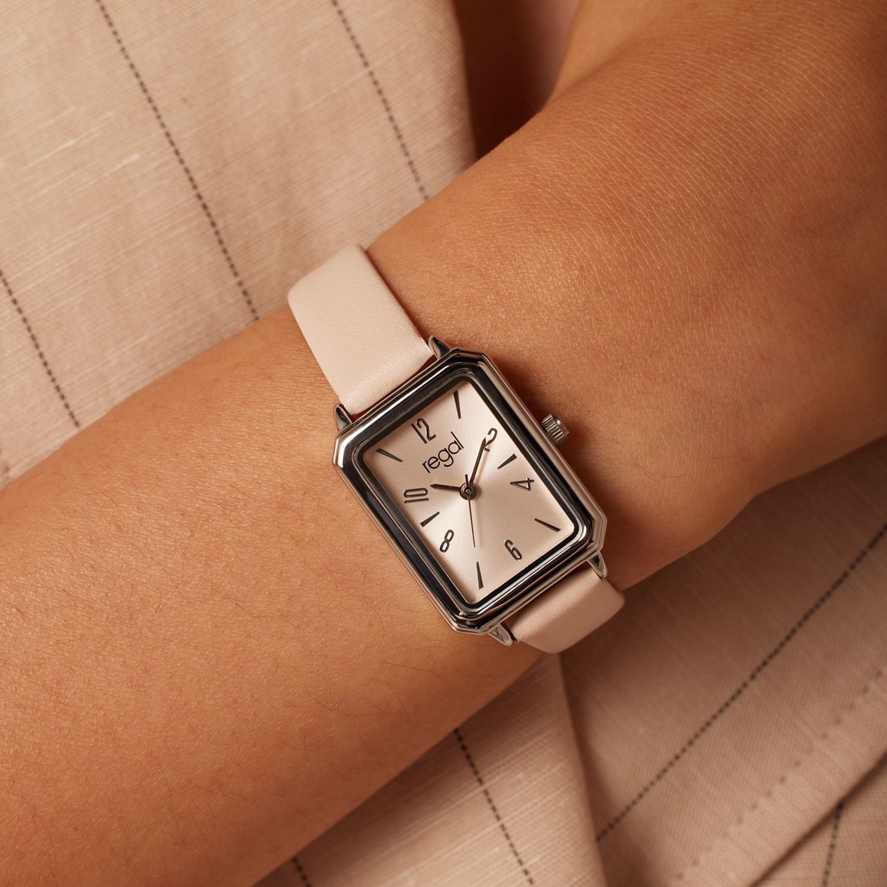 Regal Damen-Armbanduhr mit pfirsichfarbenem Armband