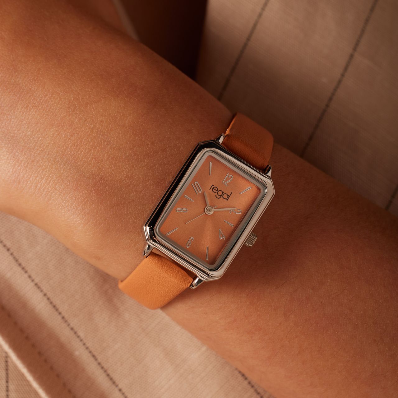 Regal dames horloge met licht oranje band