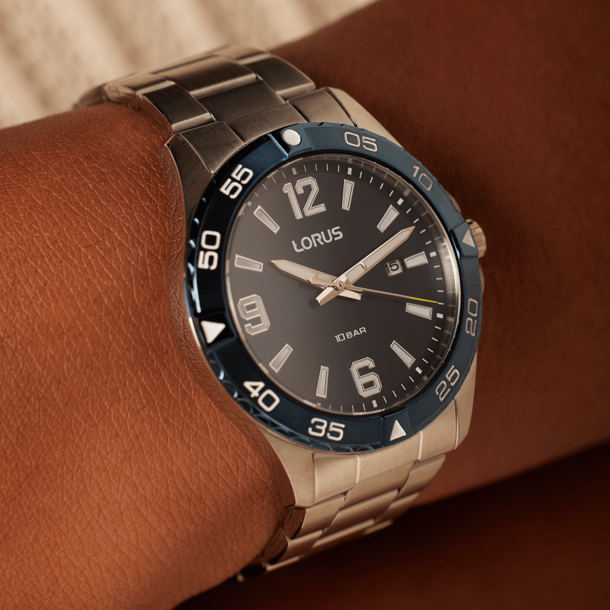Lorus Herrenuhr aus Edelstahl mit blauem Akzent RH989QX9