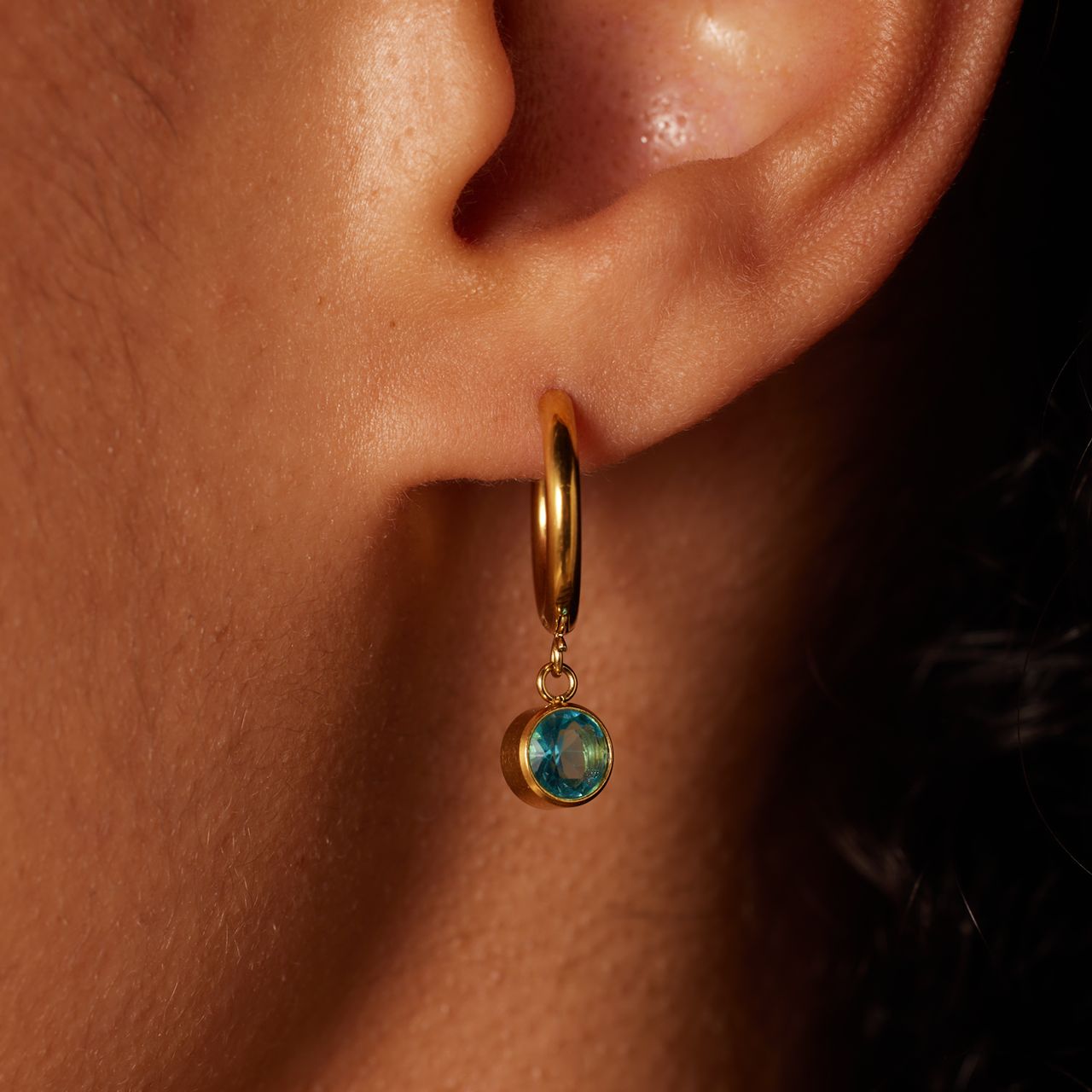 Stalen goldplated oorbellen geboortesteen maart