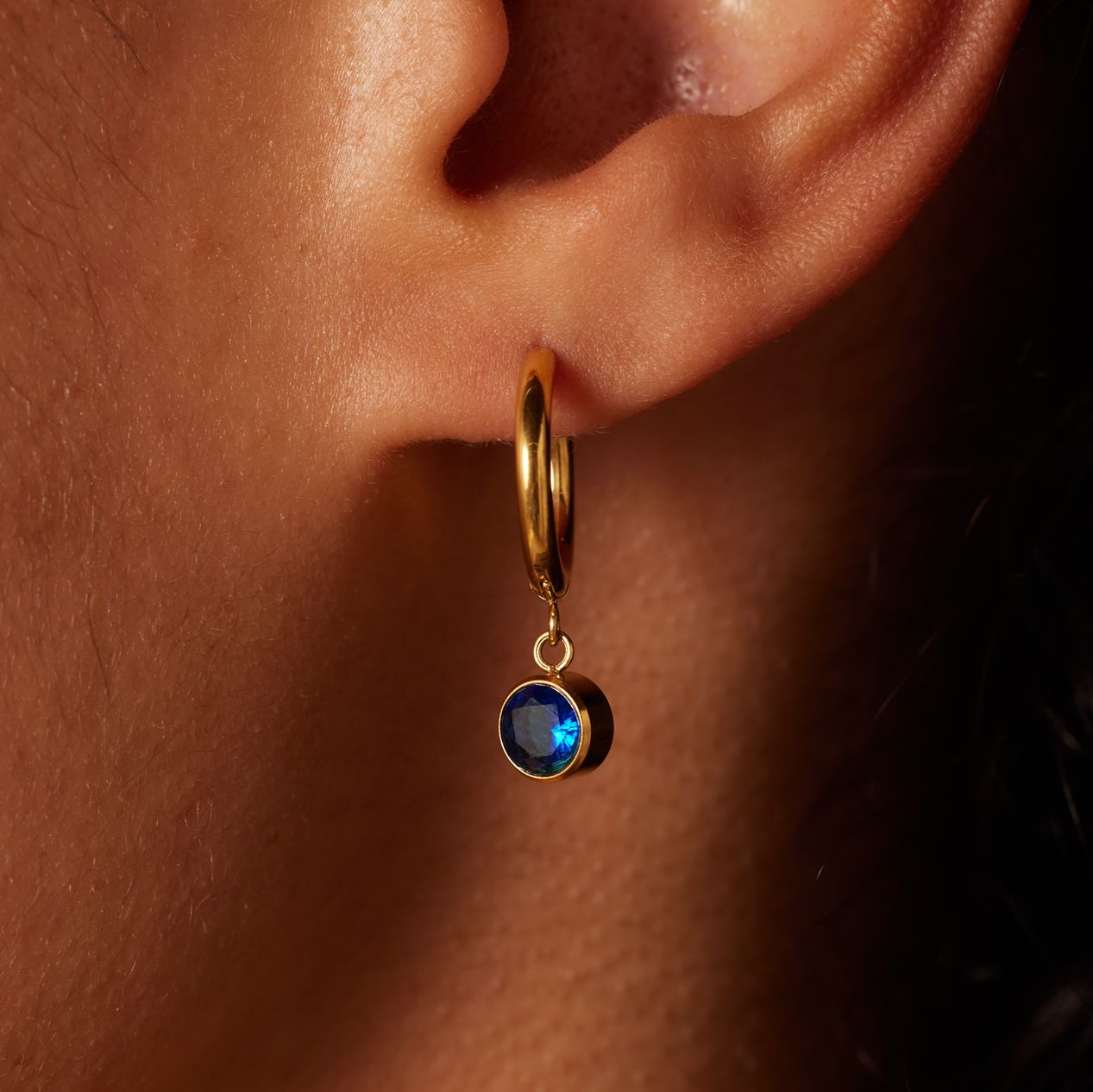 Stalen goldplated oorbellen geboortesteen december