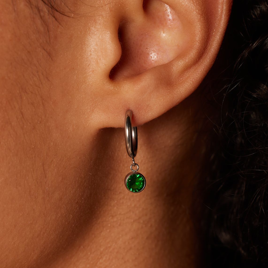 Stainless steel oorbellen met geboortesteen mei