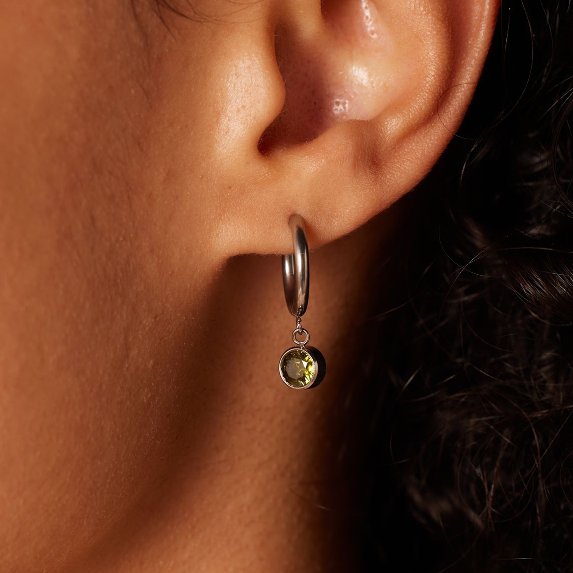 Stainless steel oorbellen met geboortesteen augustus