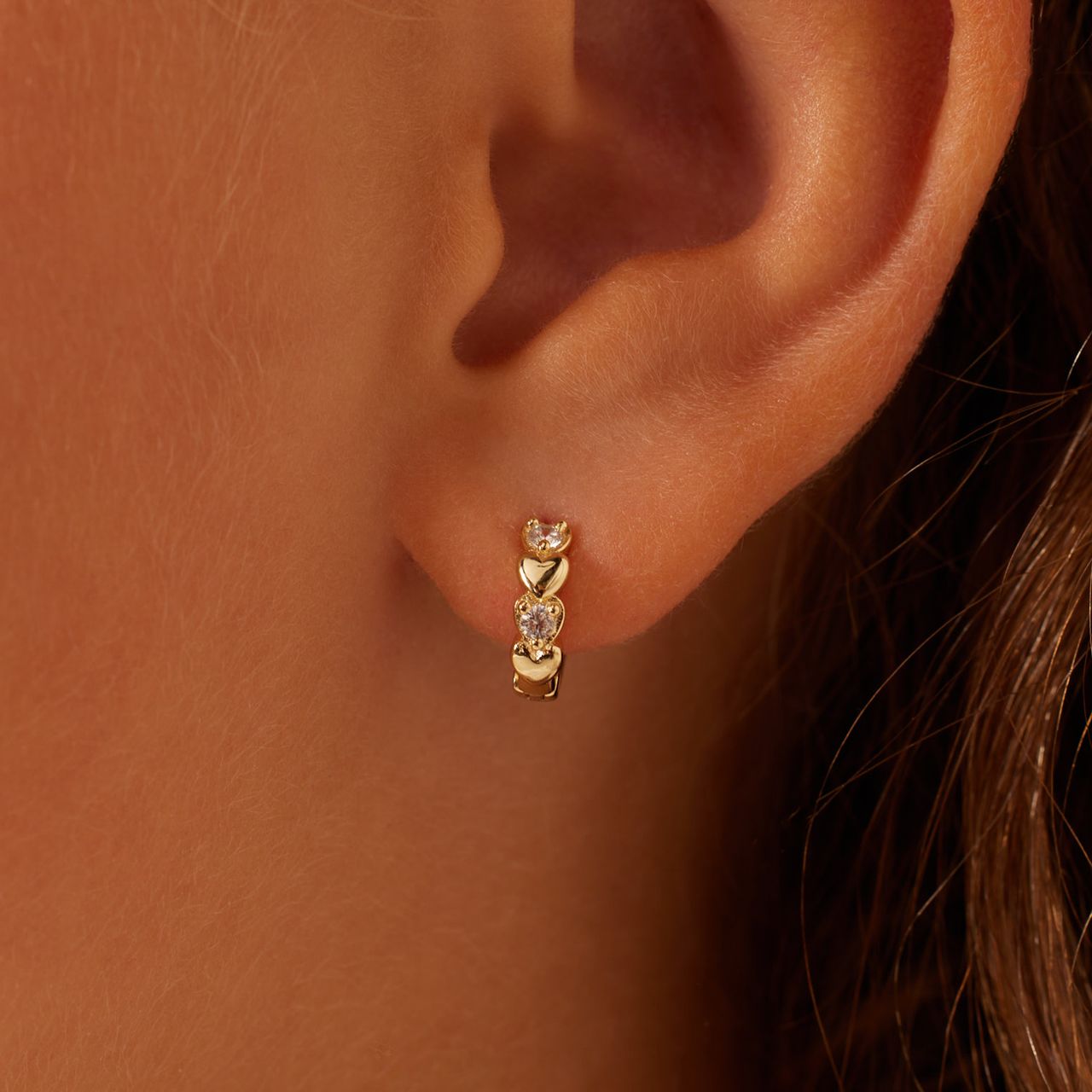 Zilveren goldplated oorringen hartjes zirkonia