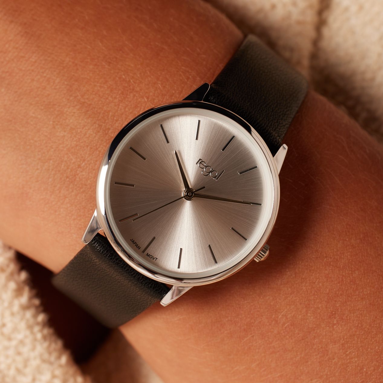 Regal dames horloge zwart, parelmoer wijzerplaat