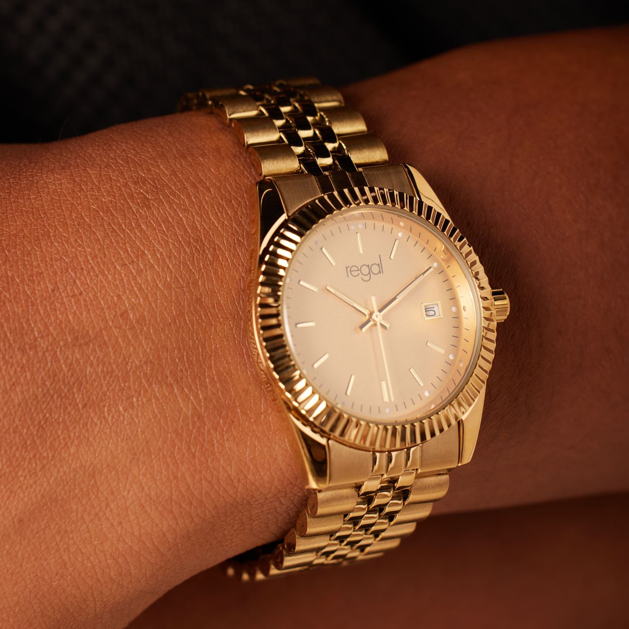 Regal horloge goudkleurig met goudkleurige wijzerplaat