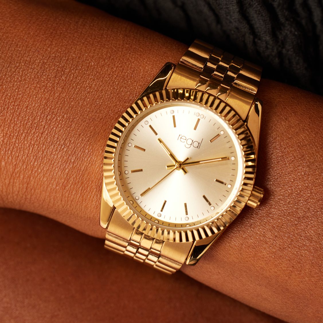 Regal dames horloge goudkleurig met bewerking