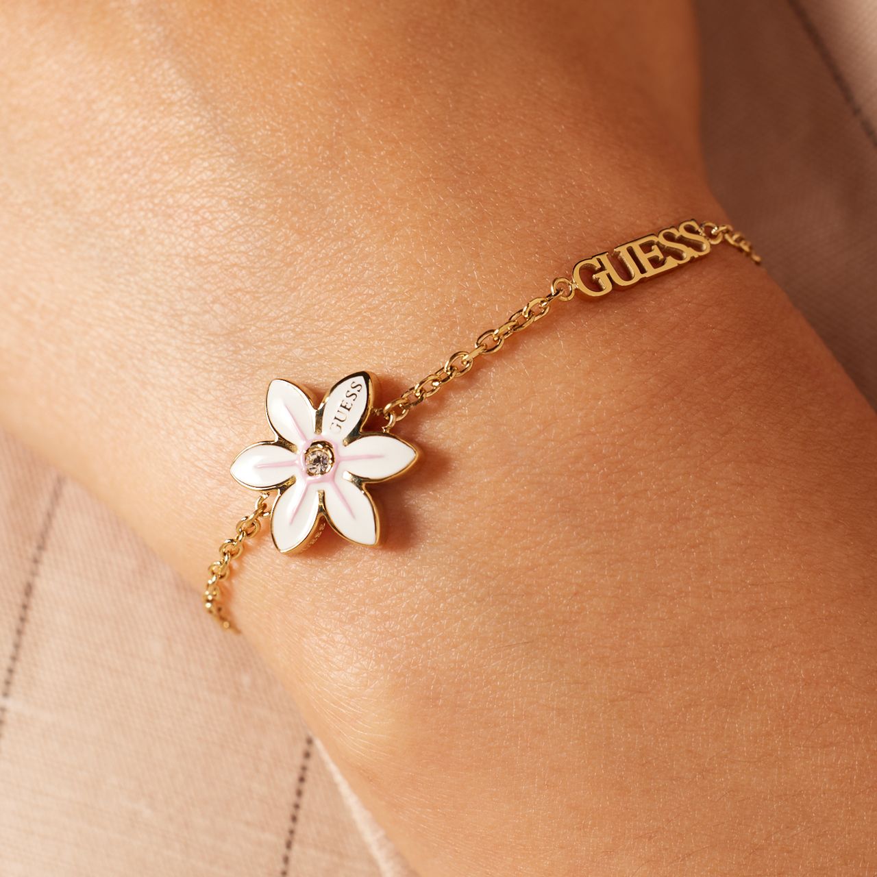 Guess Armband aus Edelstahl, vergoldet, WHITE LOTUS