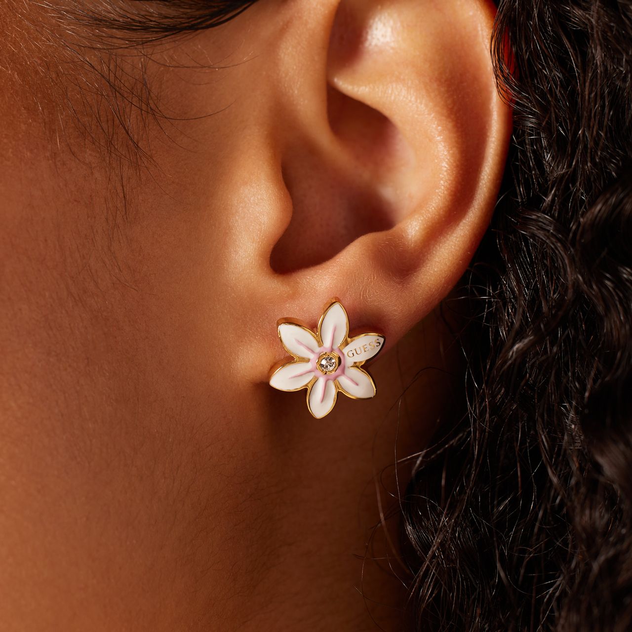 Guess stainless steel goldplated oorknoppen WHITE LOTUS