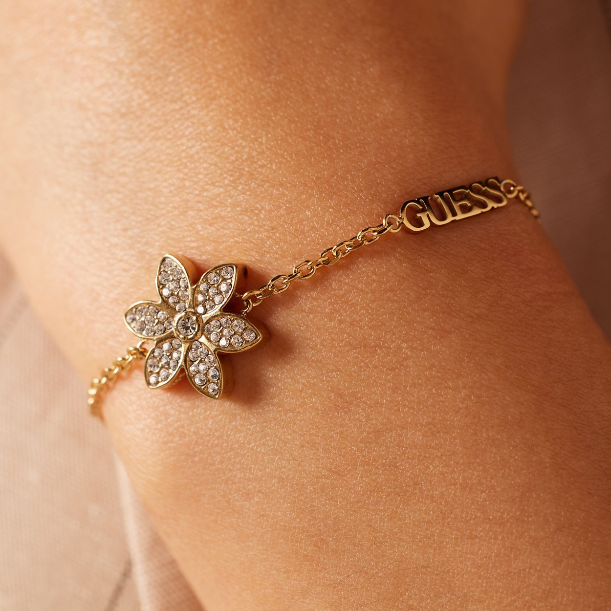 Guess Armband aus Edelstahl, vergoldet, WHITE LOTUS