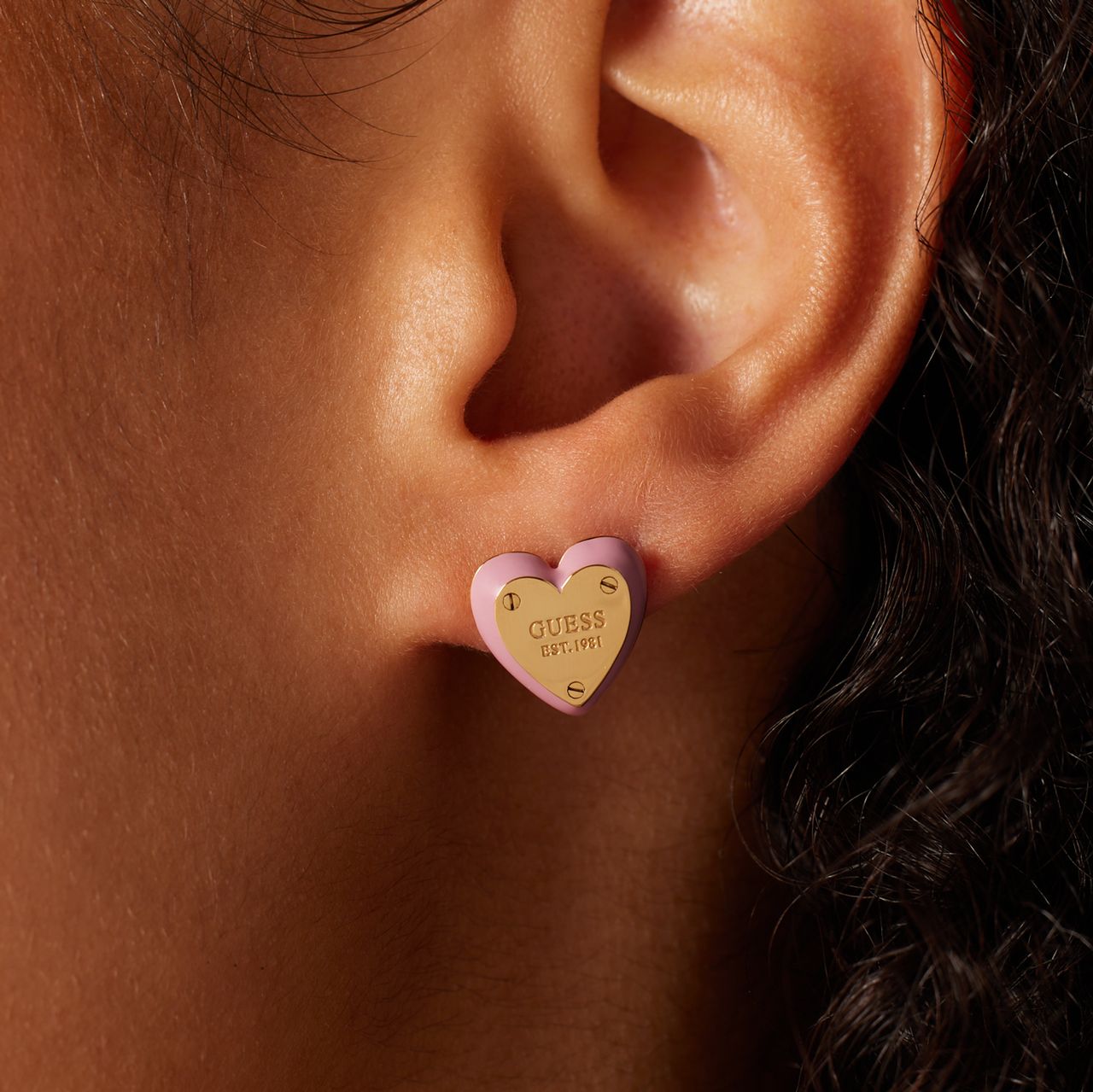 Guess stainless steel goldplated oorknoppen ALL YOU NEED IS LOVE